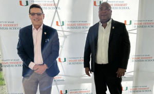 Directivas participan en seminario de gesti&oacute;n universitaria en Miami