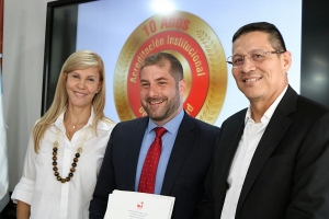 La Universidad entrega reconocimiento a Gerente de Emcali