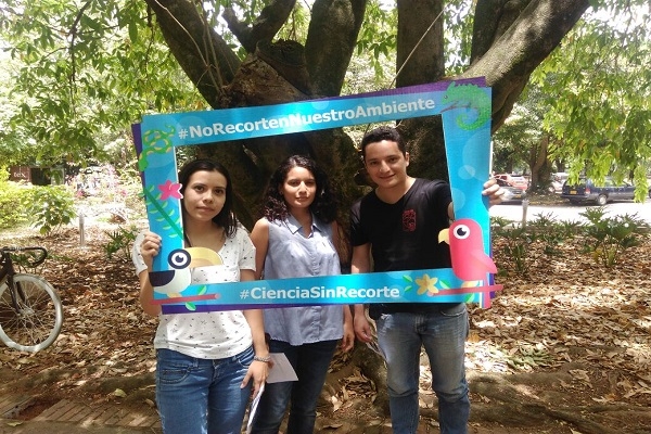 Plant&oacute;n en Univalle en contra del Recorte a la Ciencia