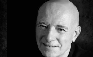 La fatalidad no se sit&uacute;a por fuera de los h&eacute;roes -Michel Azama