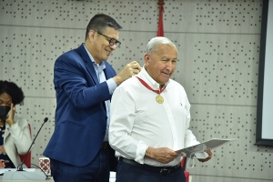 L&iacute;der acad&eacute;mico V&iacute;ctor Cruz, reconocido con la Gran Cruz de la Universidad del Valle