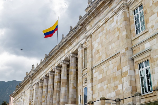 Univalle recibe la Ley de Honores por sus 80 a&ntilde;os