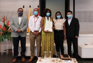 Univalle entreg&oacute; reconocimiento a exministra de Ciencia