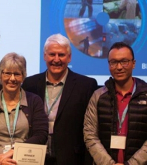 Revista Brit&aacute;nica entrega menci&oacute;n de honor a egresado