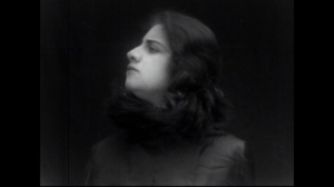 Espejos rotos, una forma de explorar en cine el archivo, la memoria y la familia