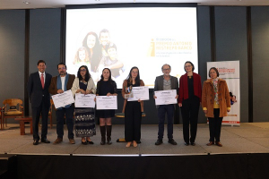 Docente recibe menci&oacute;n de honor por investigaci&oacute;n sobre familias