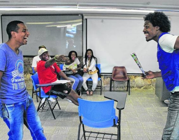 El proyecto en Cali que aleja a los j&oacute;venes de las drogas y los introduce al teatro