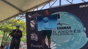 Ganadora de medalla de oro en competencia de nataci&oacute;n