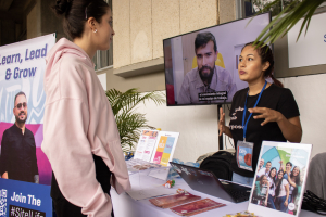La primera feria laboral biling&uuml;e de Cali se tom&oacute; la Universidad del Valle