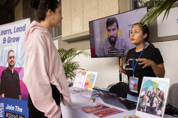 La primera feria laboral biling&uuml;e de Cali se tom&oacute; la Universidad del Valle