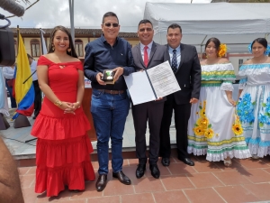 Rector recibe condecoraci&oacute;n por sus aportes a la educaci&oacute;n superior