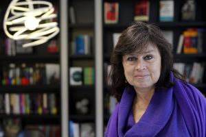 Hoy, Laura Restrepo en Viernes de Letras