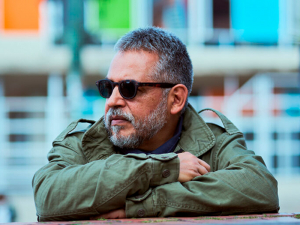 La biblioteca es lo contrario al narcisismo enfermizo de las redes: Mario Mendoza