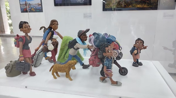 La exposici&oacute;n de arte gratuita que ha conmovido a la comunidad cale&ntilde;a al narrar la migraci&oacute;n en Am&eacute;rica