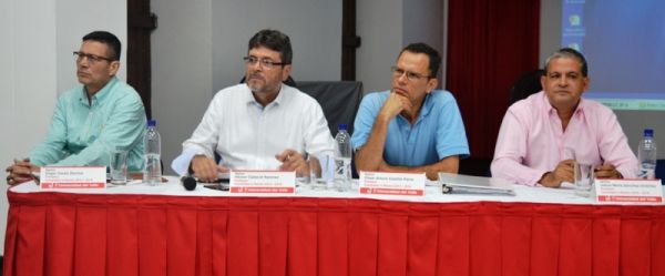 Candidatos a Rector en Foro con los Docentes