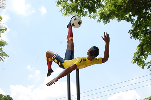 Univalle inaugura monumento al deporte
