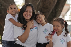 Egresada premiada por RECON Colombia