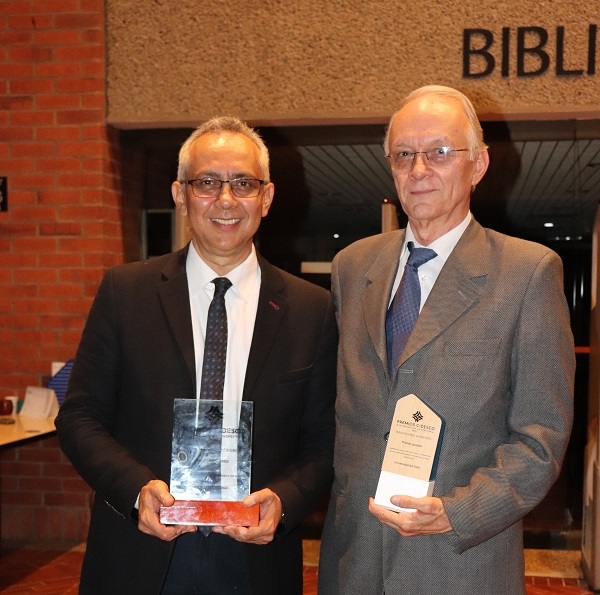 Docentes reciben premios por innovaci&oacute;n