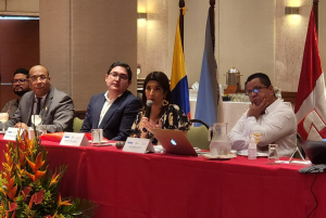 SUE entrega reconocimiento a ministra y viceministro de Educaci&oacute;n