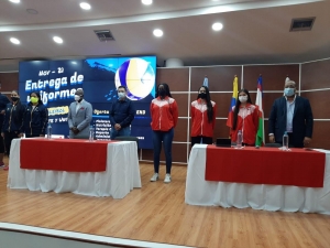 Entrega de uniformes al equipo de voleibol femenino