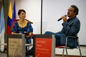 &ldquo;Democracia es contar varias versiones del pasado&rdquo;: Juan Gabriel V&aacute;squez