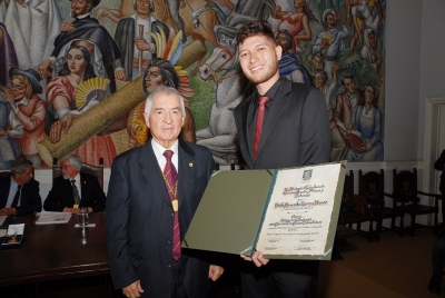 Joven investigador condecorado por la ACCEFYN