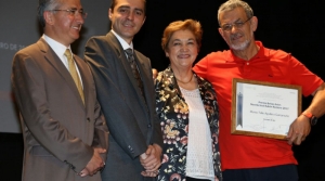 Egresado de filosof&iacute;a recibe Premio de Novela en M&eacute;xico