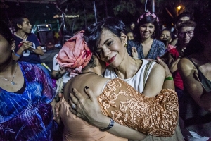 En #Ella2017: Bertha Lucia Fries Martinez y Victoria Sandino, se estrecharon en un abrazo colectivo por la Paz.