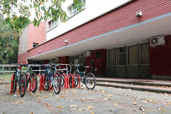 Nuevos bicicleteros y andenes peatonales en la Universidad