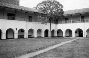 Patio interior del Claustro de Santa Librada, primera sede de la naciente Universidad del Valle.1945