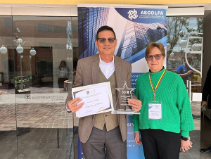 Rector Varela recibi&oacute; Premio Vida y Obra