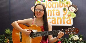 Estudiante exaltada en festival de m&uacute;sica infantil