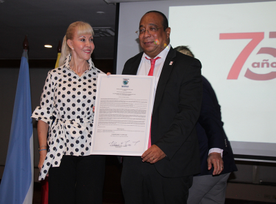 Homenaje a los 75 a&ntilde;os de fundaci&oacute;n de la escuela de medicina