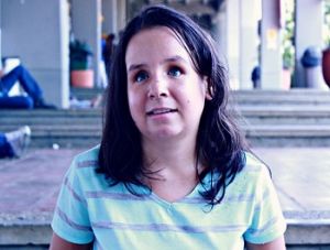 Honores a estudiante invidente, biling&uuml;e y cantante