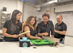 Profesor y egresados, en proyecto de Astronautas An&aacute;logos