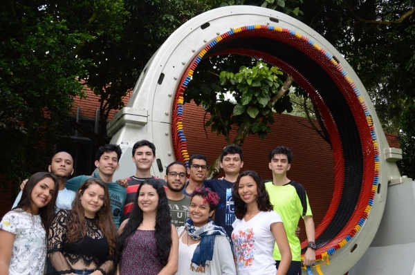 Estudiantes participan en campamento de la NASA