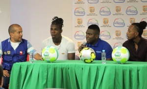 M&aacute;s de 1.000 j&oacute;venes en Cali juegan torneo de f&uacute;tbol por la paz