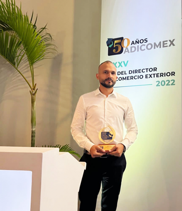 Estudiante de posgrado recibe reconocimiento por apoyo al Comercio Exterior