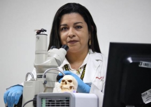 Egresada e investigadora del CTI que habla con insectos