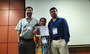 Funcionaria recibe reconocimiento por su labor en las ciencias de animales de laboratorio