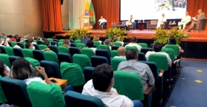 En conversatorio sobre teor&iacute;a administrativa rector Varela present&oacute; nuevos libros