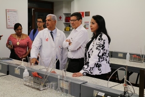 Rector revisa estado de laboratorios de la Facultad de Salud