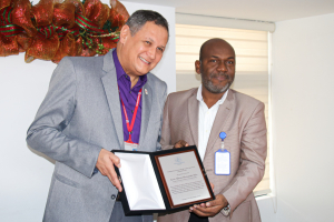 Decano de Salud recibe reconocimiento del HUV