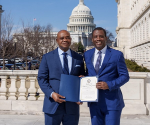 Egresado recibi&oacute; reconocimiento del Congreso de EE.UU.
