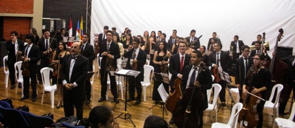 M&uacute;sica de Univalle acompa&ntilde;a alumbrado cale&ntilde;o